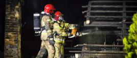 Strażacy usuwają nadpalone elementy więźby dachowej 