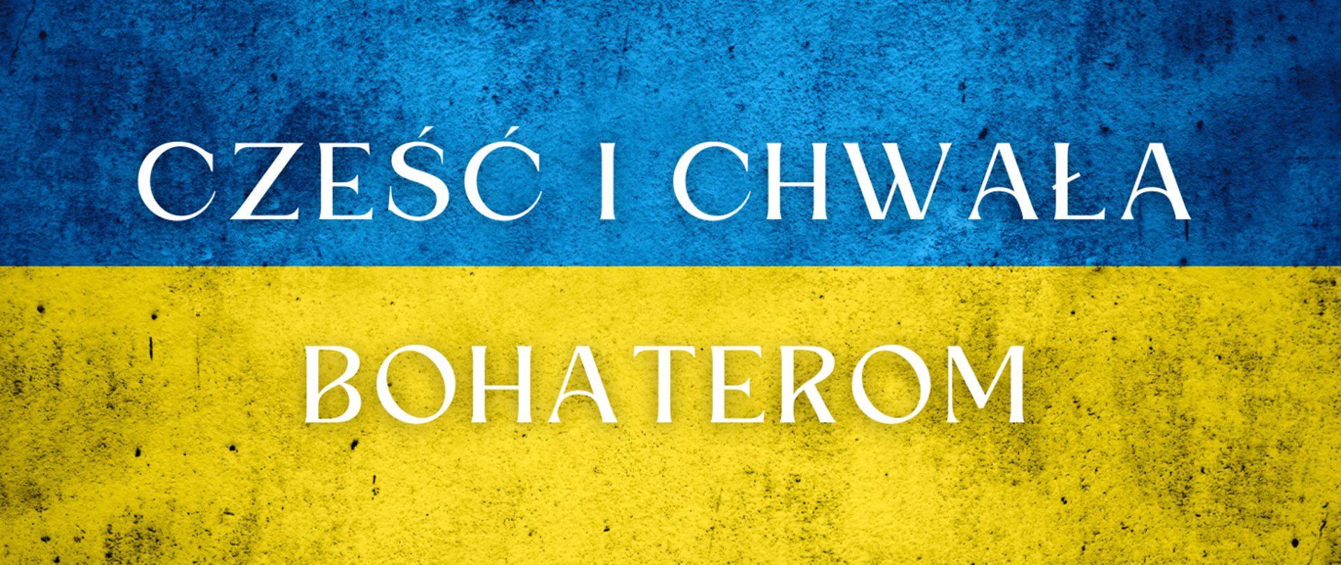 Niebiesko - żółta flaga Ukrainy a na niej napis "Cześć i chwała bohaterom". 