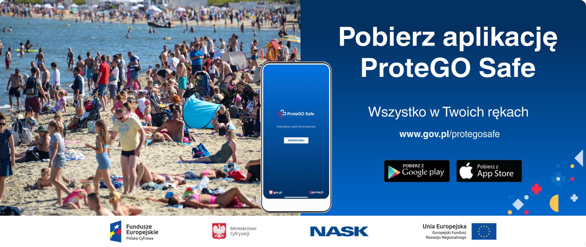 Zdjęcie wakacyjne: plaża, dużo ludzi w letnich ubraniach. Wypoczynek. Obok grafika z napisem: pobierz aplikację ProteGO Safe. Wszystko w Twoich rękach. Pośrodku zdjęcie telefonu z otwartym oknem aplikacji ProteGO Safe.