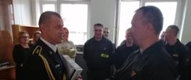 Funkcjonariusze składają życzenia asp. sztab. Jackowi Królowi