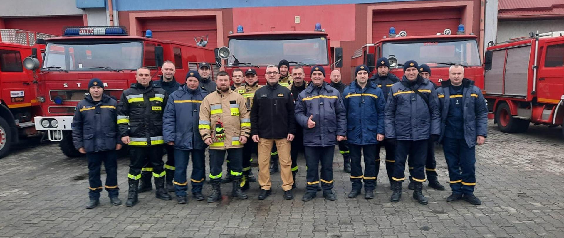 Strażacy podczas przekazywania pojazdów