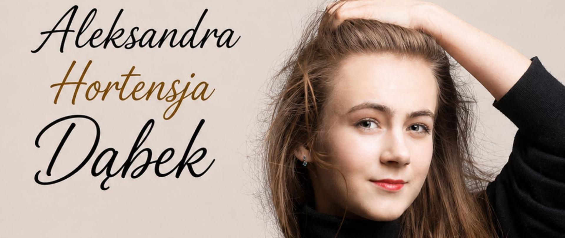 Pionowy plakat utrzymany w eleganckiej, minimalistycznej kolorystyce beżowo-kremowej z akcentami czerni i złotobrązowego koloru. Tło jest jednolite, jasne, w odcieniu ciepłego beżu. Po lewej stronie u góry znajduje się niewielkie logo Państwowej Szkoły Muzycznej I stopnia im. Zygmunta Noskowskiego w Krzeszowicach – granatowy prostokąt z kolorowym symbolem przypominającym klawiaturę fortepianu i nutę.
W górnej części plakatu, centralnie, umieszczono czarny tekst:
„Państwowa Szkoła Muzyczna I stopnia
im. Zygmunta Noskowskiego”
Poniżej, mniejszym krojem pisma:
„serdecznie zaprasza na”
Centralną część plakatu zajmuje bardzo duży tytuł zapisany szeryfowym krojem pisma w kolorze złotobrązowym:
„Recital
Fortepianowy”
Po lewej stronie, pod tytułem, znajduje się nazwisko wykonawczyni zapisane ozdobnymi krojami pisma. Imię i nazwisko są czarne, natomiast drugie imię zapisano kolorem złotobrązowym:
„Aleksandra
Hortensja
Dąbek”
Po prawej stronie umieszczono duże portretowe zdjęcie młodej pianistki. Przedstawia młodą kobietę o jasnej cerze i długich brązowych włosach. Ubrana jest w czarny golf. Patrzy bezpośrednio w stronę odbiorcy z delikatnym uśmiechem. Jedną rękę ma uniesioną nad głową i opiera ją na włosach. Zdjęcie utrzymane jest w jasnej, studyjnej stylistyce, harmonizującej z beżowym tłem plakatu.
Poniżej nazwiska wykonawczyni, po lewej stronie, znajdują się informacje o terminie koncertu. Liczba „17” zapisana jest bardzo dużym złotobrązowym krojem pisma. Obok, czarnym tekstem:
„czerwca 2026 r.”
Niżej:
„godz.”
oraz dużym złotobrązowym napisem:
„16:00”
W dolnej lewej części plakatu widnieje informacja programowa:
„W PROGRAMIE”
Poniżej kursywą:
„utwory Fryderyka Chopina”
W prawej dolnej części, na wysokości ramion pianistki, znajduje się okrągły beżowy znak z czarnym napisem:
„Wstęp
wolny”
Na samym dole, centralnie, zapisano miejsce wydarzenia:
„Aula PSM Krzeszowice,
ul. Ogrodowa 7”