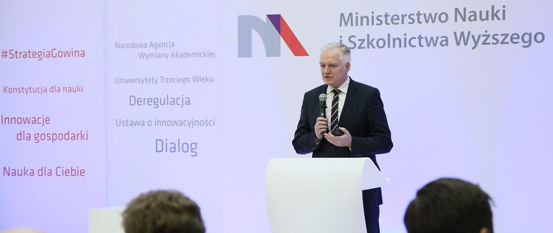 Minister Jarosław Gowin przemawia do mikrofonu