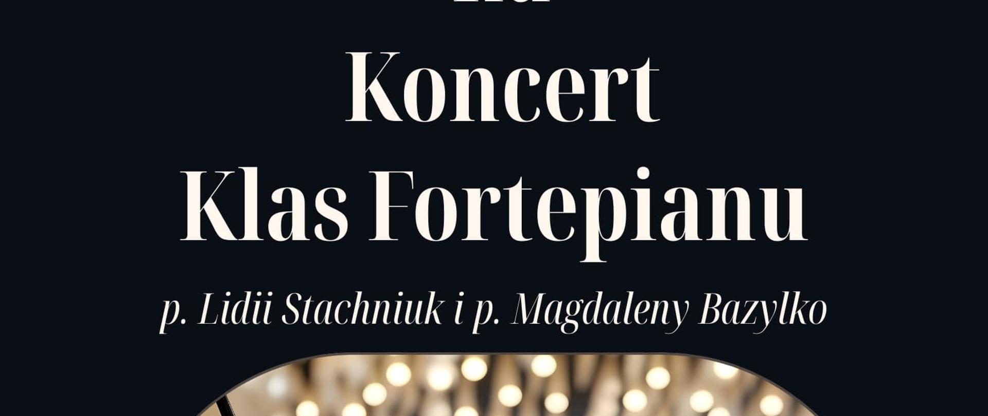Plakat wykonany na czarnym tle. Poniżej środka plakatu widoczne zdjęcie fortepianu z otwartym pulpitem na nuty. Od pulpitu odbija się oświetlenie w barwie ciepłej.