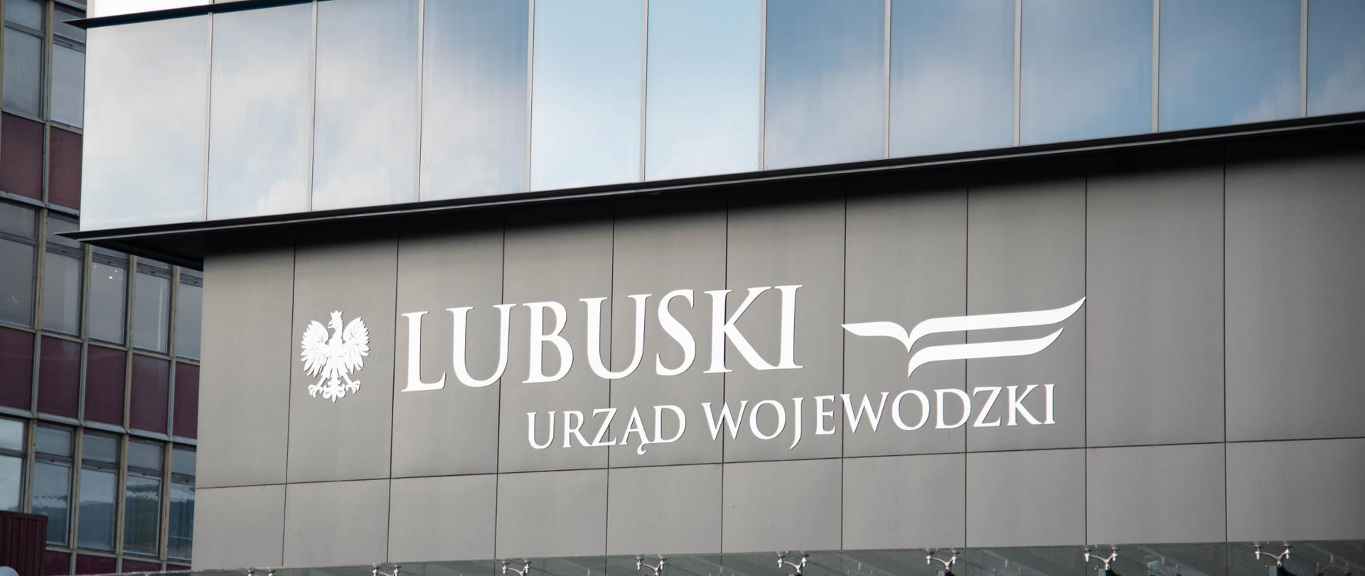 Fragment szarej fasady budynku z napisem Lubuski Urząd Wojewódzki