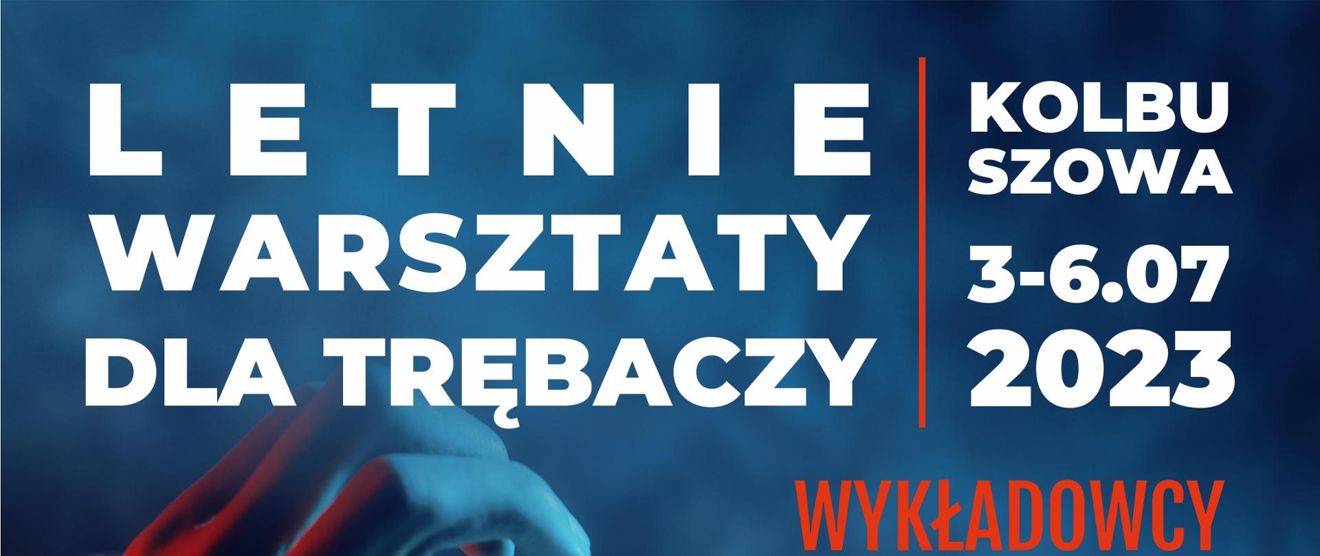 Plakat na kolorowym tle z informacją o Letnich Warsztatach dla Trębaczy w kolorze białym i czarnym. Na całości plakatu widnieją zdjęcia i informacje o wykładowcach.