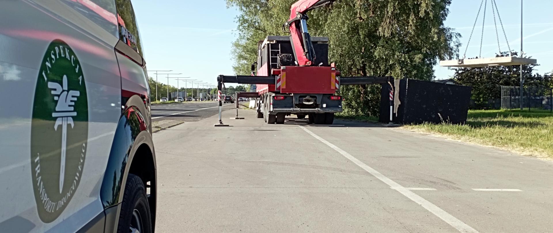 Przeładunek części betonowych szamb na inne pojazdy
