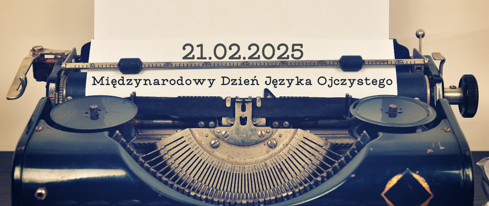 Na tle starej maszyny do pisania informacja: Dzień Języka Ojczystego 21.02.2025r. 