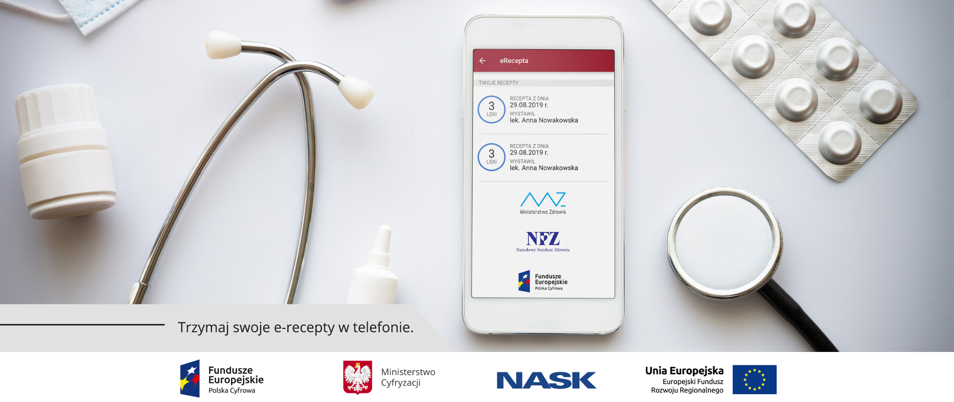 Na białym tle leży telefon, na którym wyświetla się e-recepta. Wokół niego leżą akcesoria lekarskie: stetoskop, blister z tabletkami, małe zakręcane opakowanie, maseczka chirurgiczna, krople do nosa.