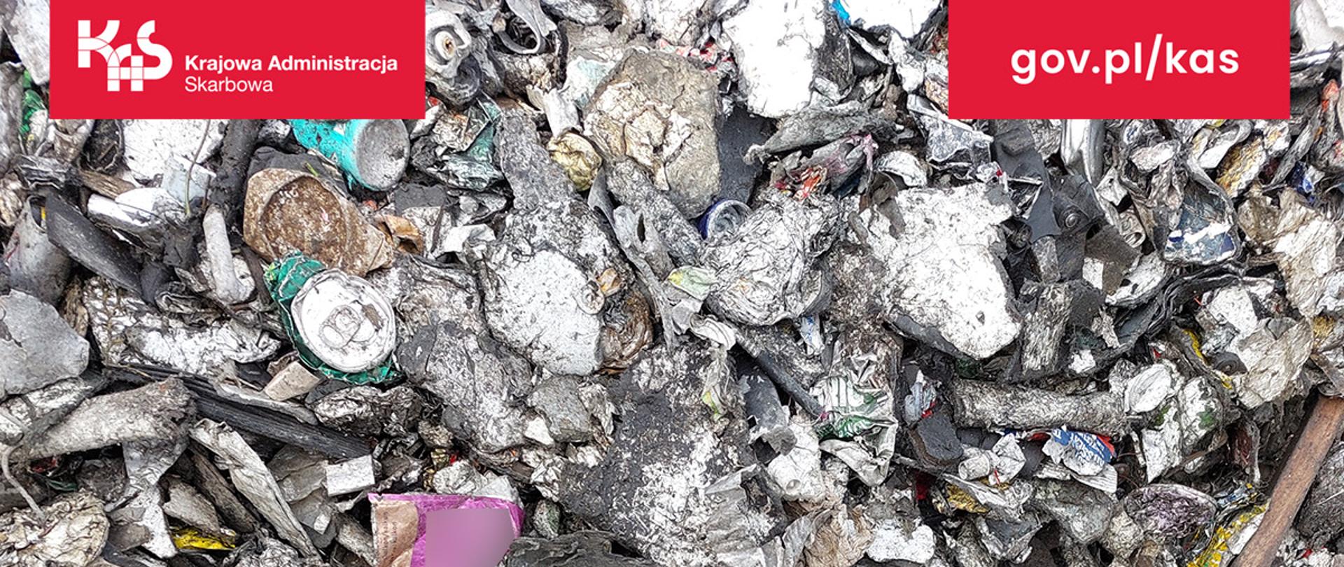 Nielegalny transport odpadu zmieszanego który miał być jednolitym odpadem aluminiowym (zbliżenie)