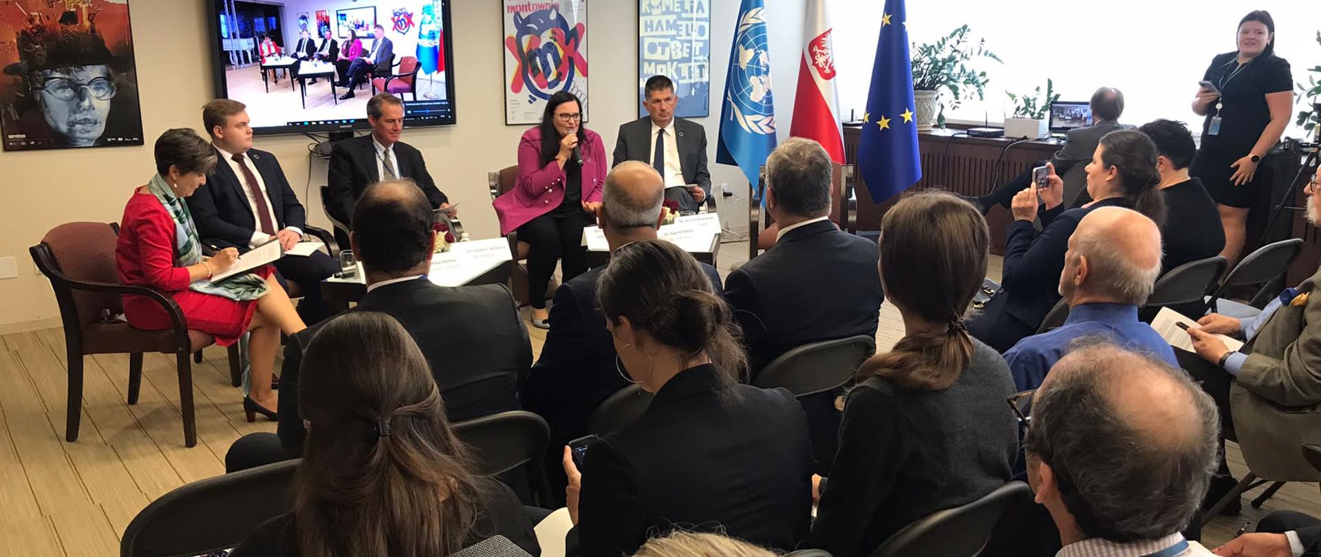 Wiceminister Małgorzata Jarosińska-Jedynak podczas spotkania z publicznością mówi do mikrofonu