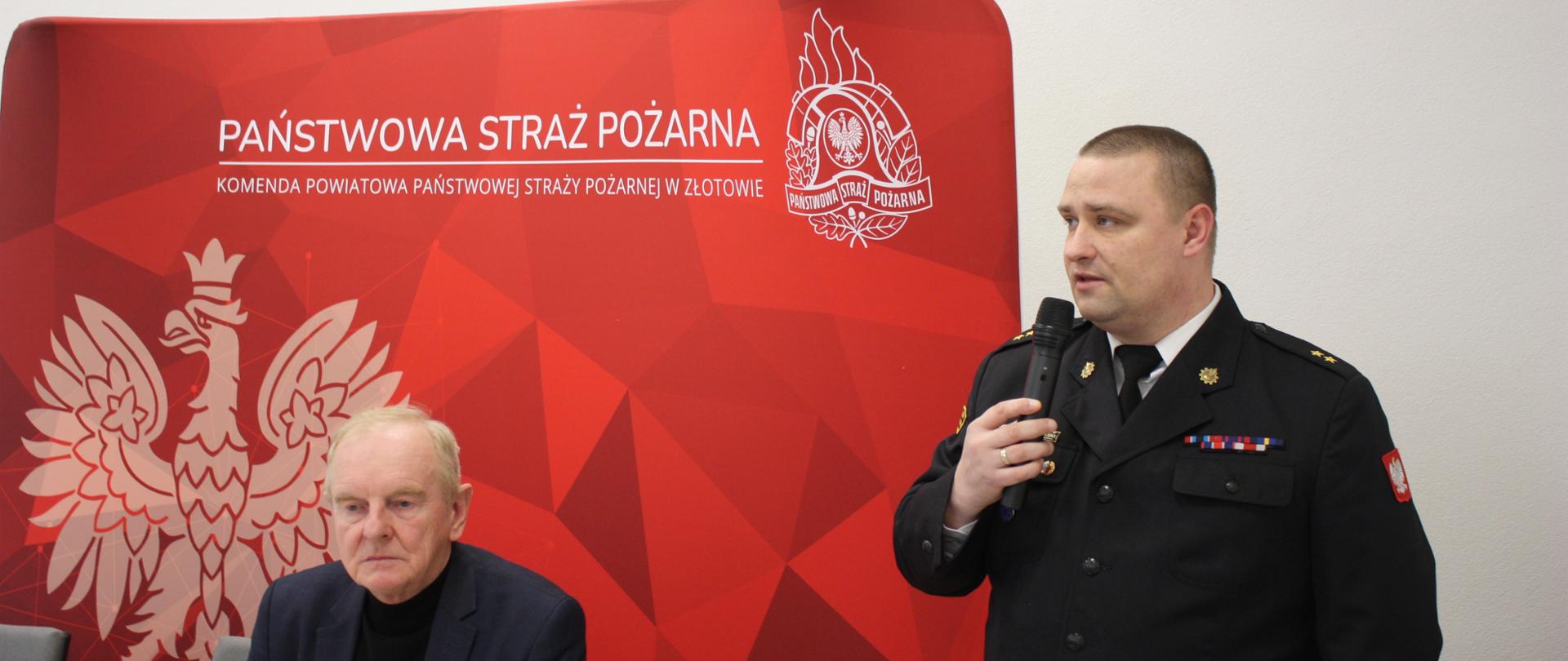 na zdjęciu komendant oraz prezes koła emerytów