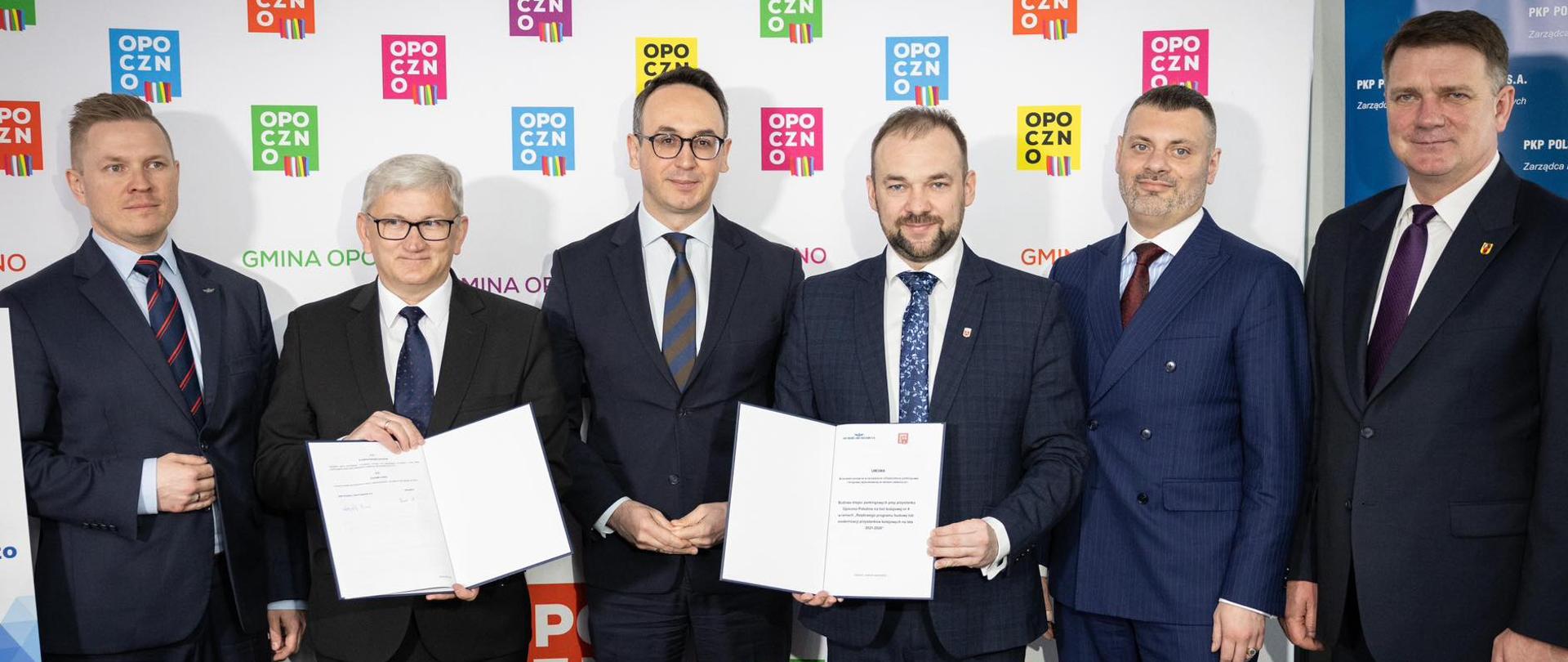 W obecności ministra infrastruktury Dariusza Klimczaka spółka PKP Polskie Linie Kolejowe podpisała porozumienie z Miastem Opoczno na utrzymanie i zarządzanie dwoma parkingami w sąsiedztwie stacji Opoczno Południe.