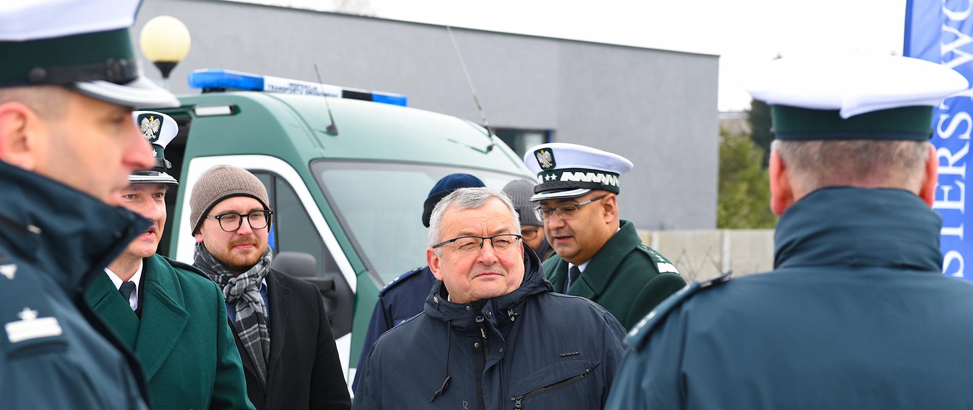 Minister Infrastruktury Andrzej Adamczyk zaznaczył, że nie tylko inwestycje w nowoczesną infrastrukturę drogową i zmiany legislacyjne, ale także profesjonalny sprzęt kontrolny, w który wyposażana jest Inspekcja Transportu Drogowego, mają wpływ na poprawę bezpieczeństwa na polskich drogach
