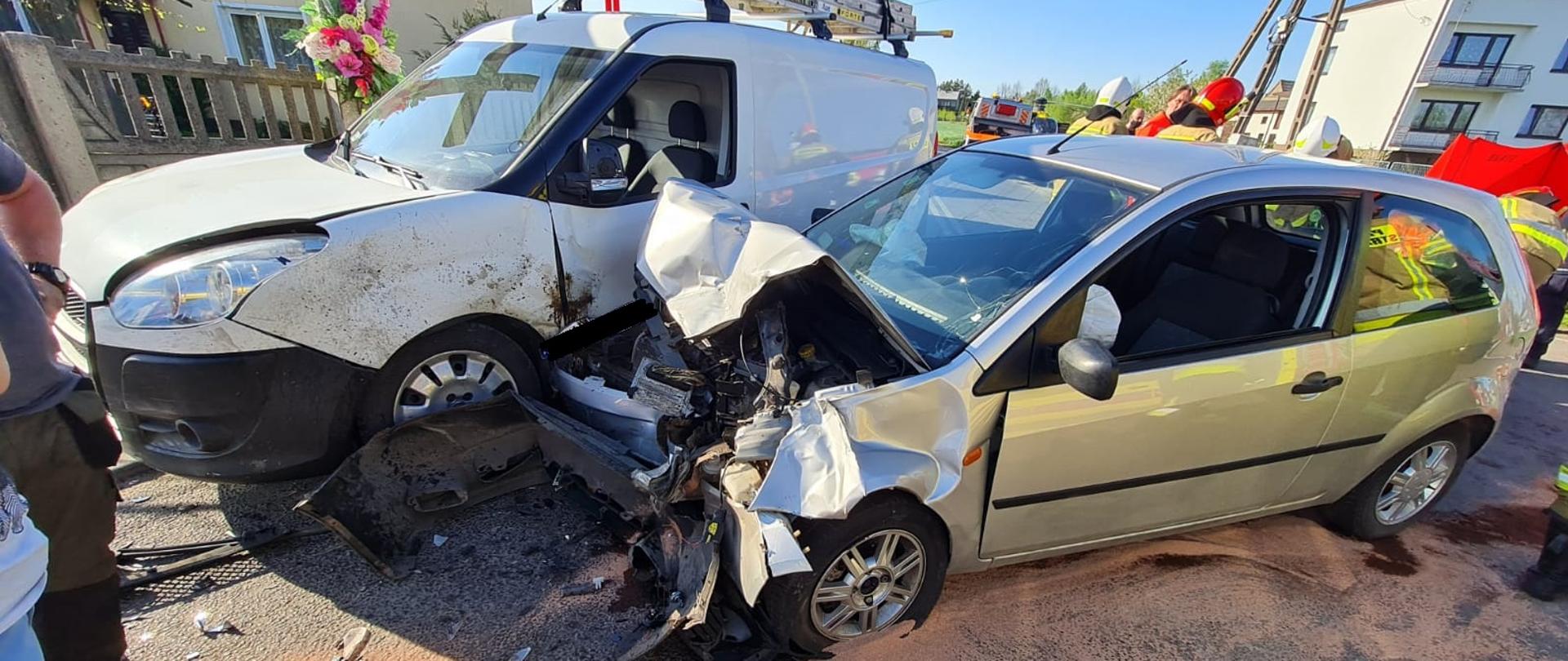 Zdjęcie przedstawia dwa rozbite samochody osobowe