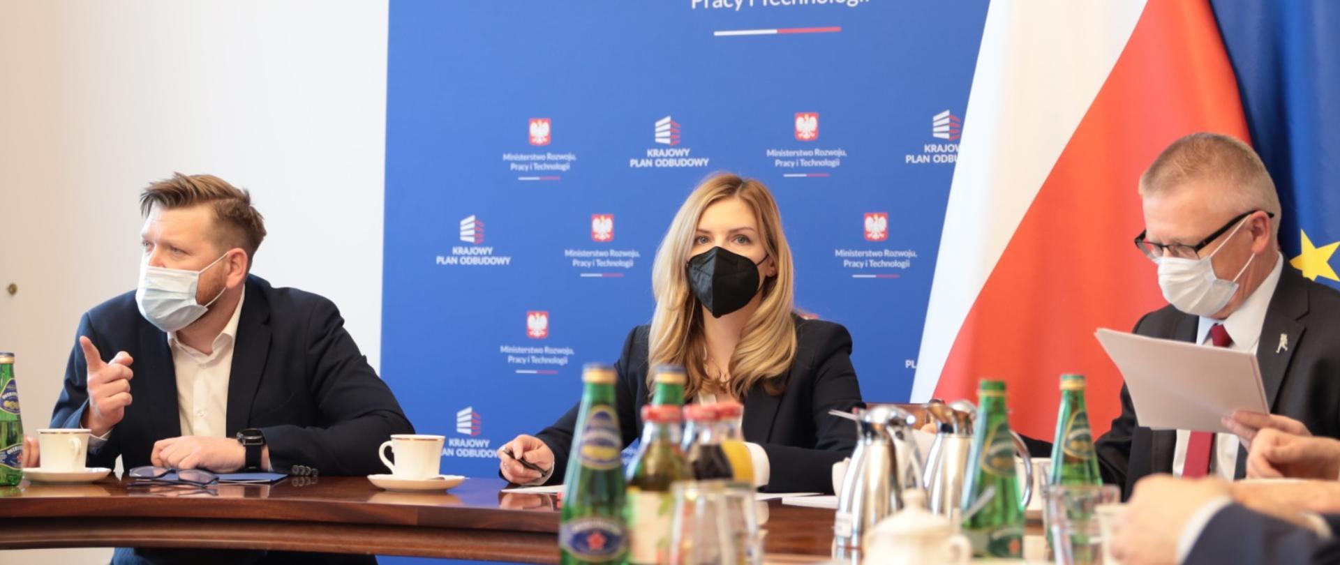 Wiceminister Anna Kornecka podczas konsultacji.