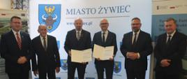 Na zdjęciu na lewej: Mateusz Pindel, Prezes WFOŚiGW, Antoni Szlagor, Burmistrz Żywca, Robert Gajda, Zastępca Prezesa Zarządu NFOŚiGW, Jakub Kliś, Prezes MPWiK Żywiec Sp. z o.o, Mirosław Suchoń, Poseł na Sejm RP, Adrian Midor, Starosta Żywiecki.