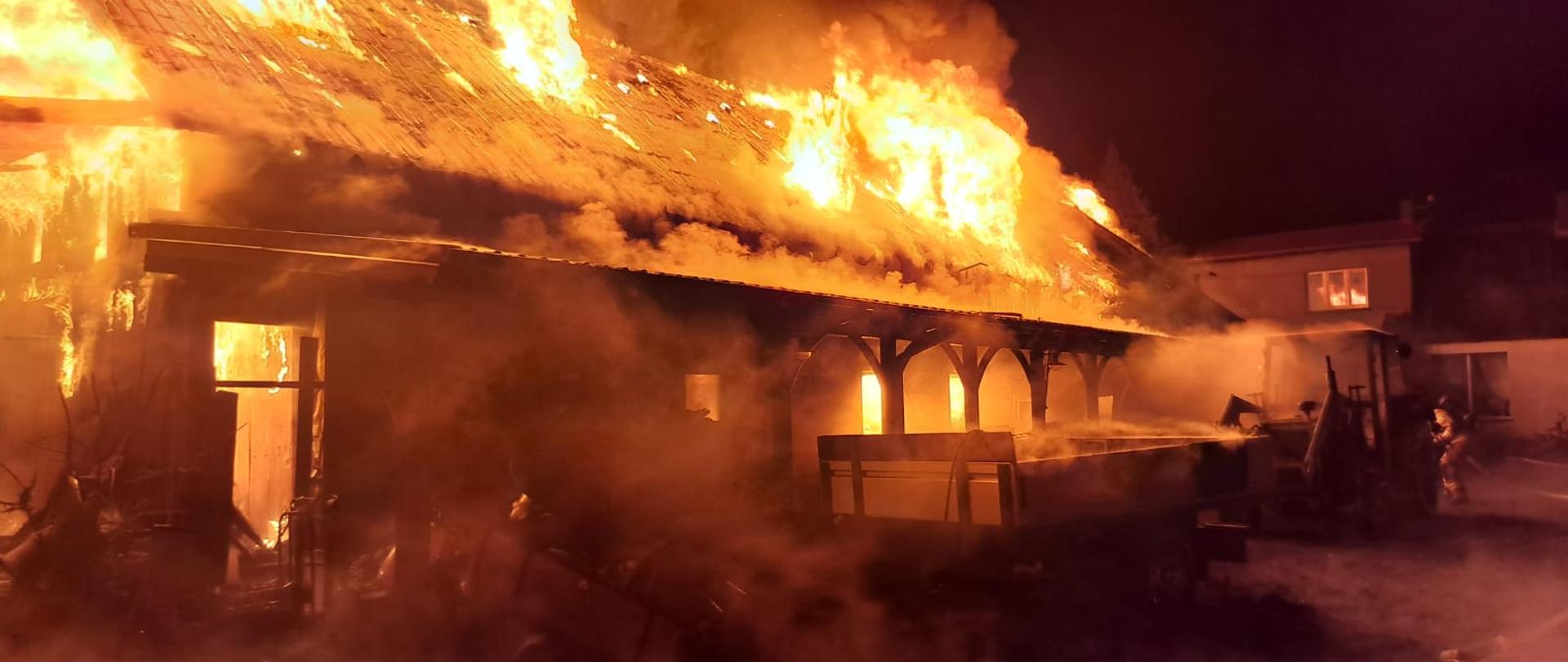 Budynek całkowicie w ogniu.