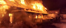 Budynek całkowicie w ogniu.