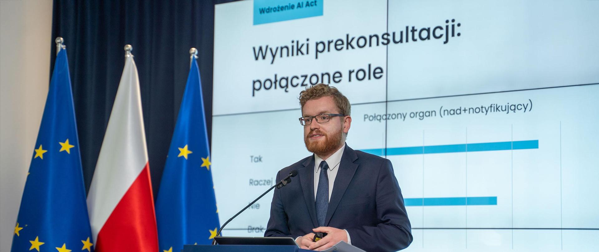 Tekst alternatywny: Wiceminister Dariusz Standerski. Wdrożenie AI Act. Wyniki prekonsultacji: połączone role.