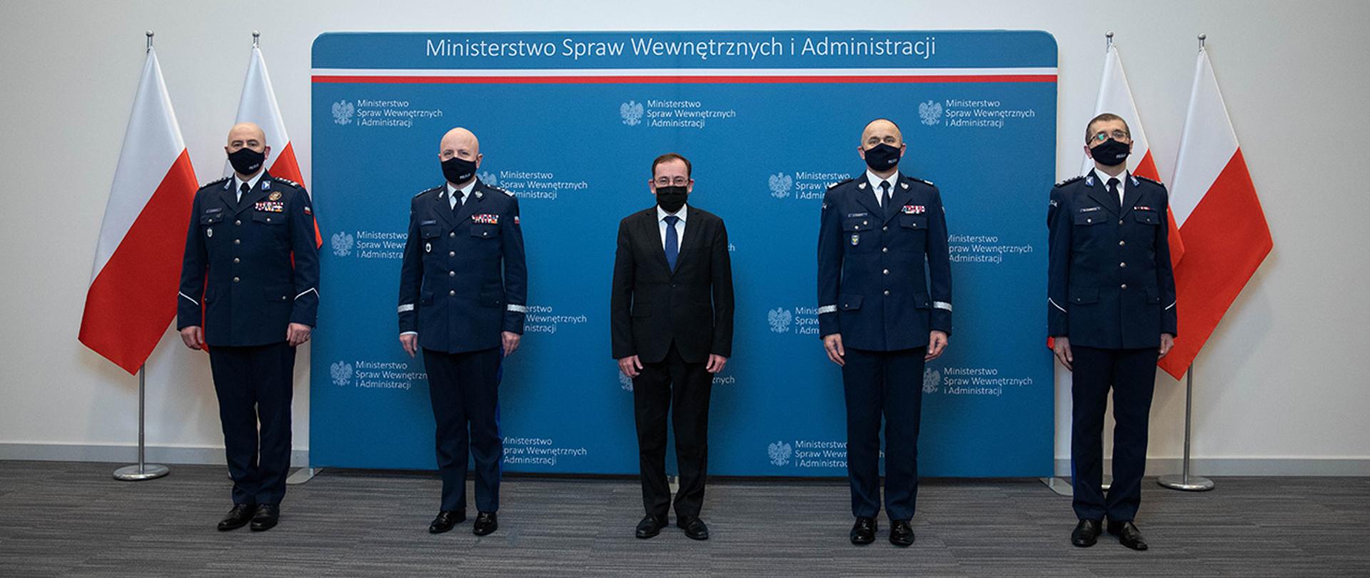Na zdjęciu minister Mariusz Kamiński, komendant główny Policji gen. insp. Jarosław Szymczyk oraz trzech nowych komendantów wojewódzkich Policji.