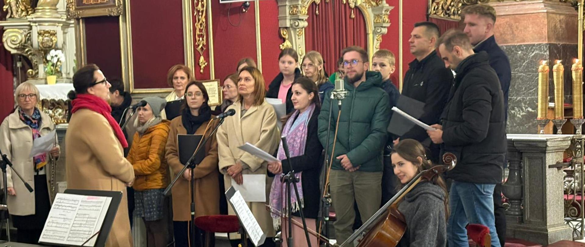 Galeria 34 zdjęć z Mszy Św. w Kościele Wniebowzięcia NMP w Kłodzku - 23 października 2025, nauczyciele grają i śpiewają