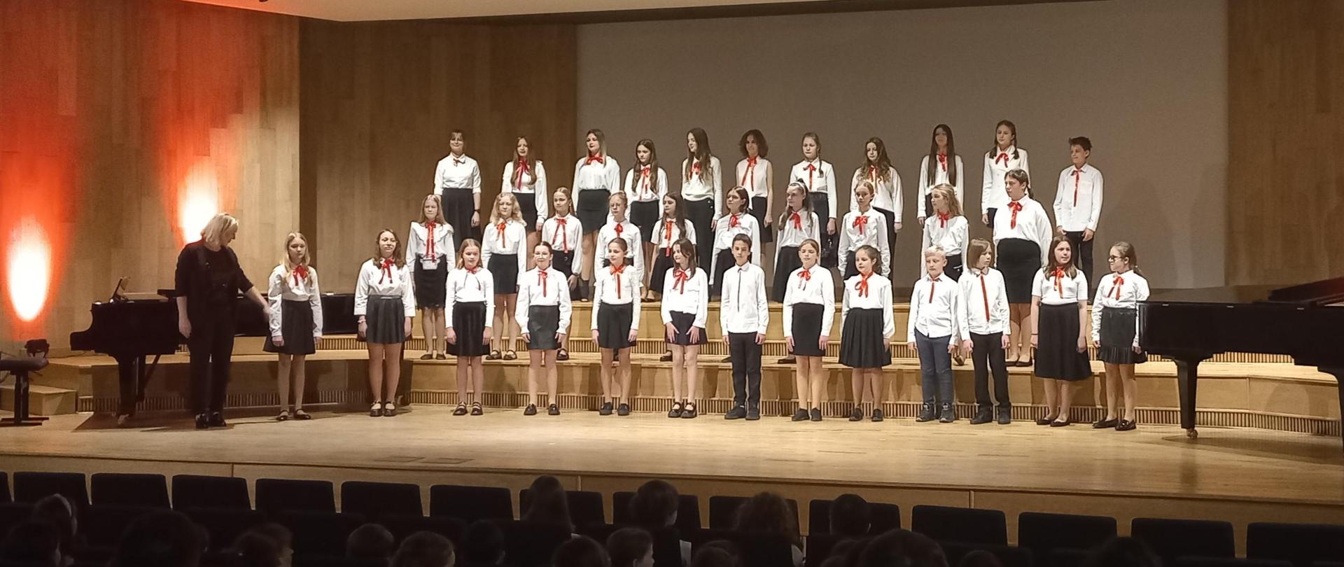 Chór na scenie sali koncertowe