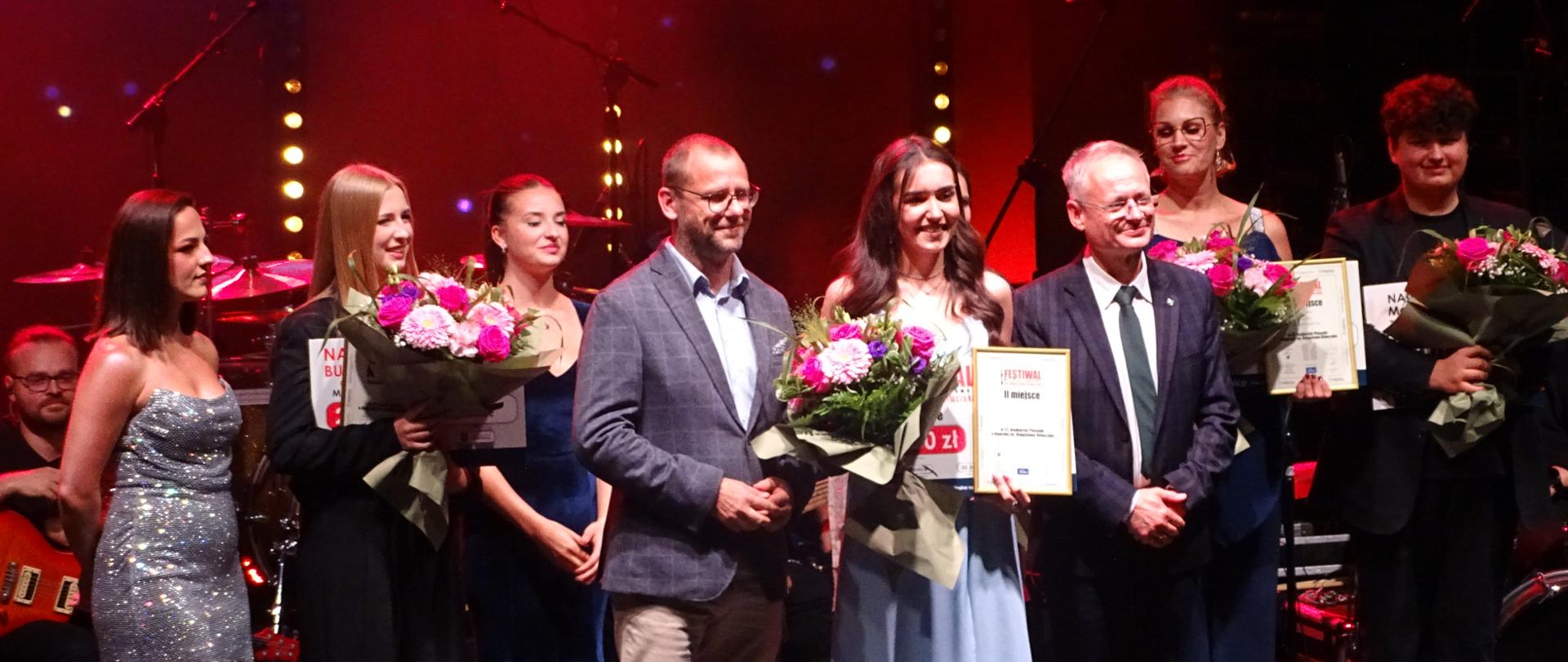 Na zdjęciu widać kobiety i mężczyzn