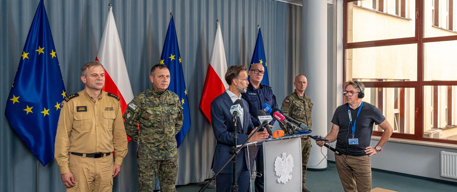Konferencja wojewody podlaskiego i przedstawicieli służb