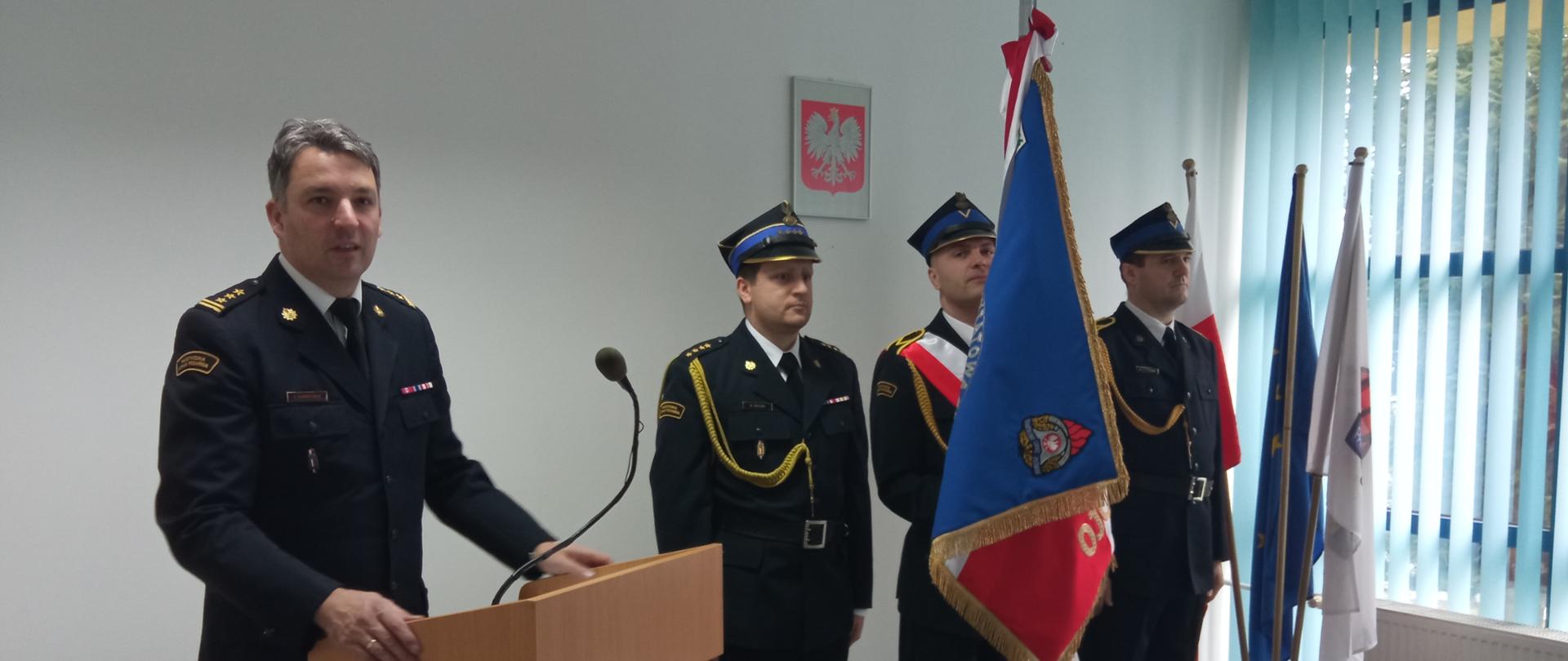 Przemowa komendanta z za mównicy