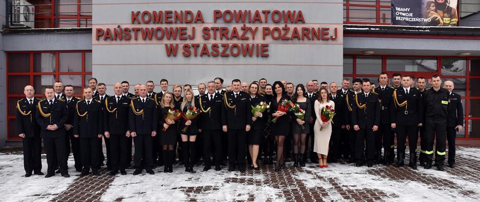 19 stycznia 2024 roku w Komendzie Powiatowej Państwowej Straży Pożarnej w Staszowie odbył się uroczysty apel z okazji zakończenia służby i przejścia na zaopatrzenie emerytalne funkcjonariusza st. asp. Roberta Drzazgi