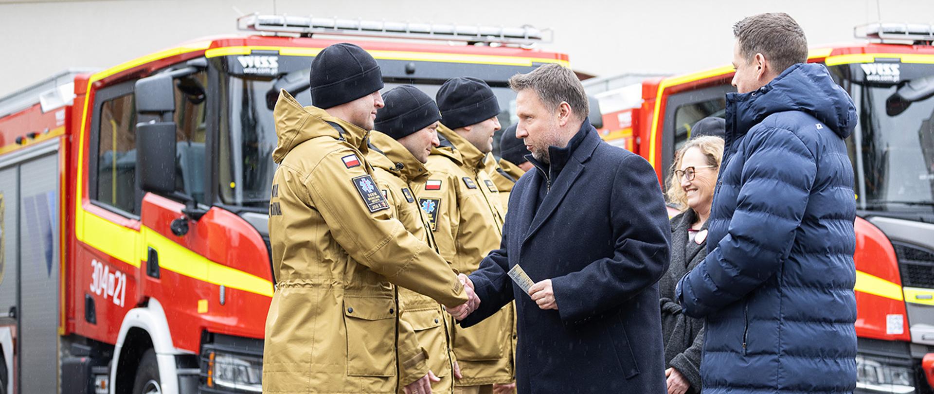 Uroczystość przekazania pojazdów pożarniczych dla Komendy Miejskiej PSP w Warszawie