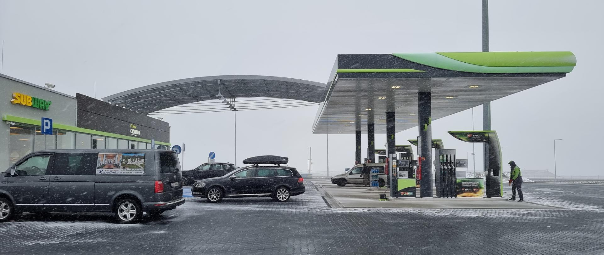 S7 MOP Klemencice - parking, stacja paliw, kilka samochodów, budynek z restauracją i sklepem 