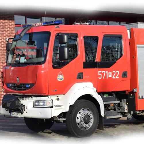 samochód pożarniczy, czerwony, ratowniczo gaśniczy, średni, ustawiony przed garażem, KP PSP Płońsk, 2020 r.