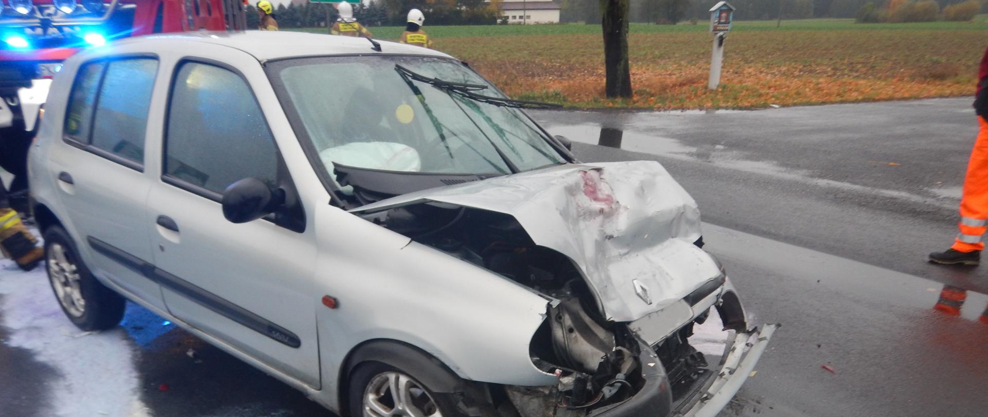 Samochód osobowy po wypadku.