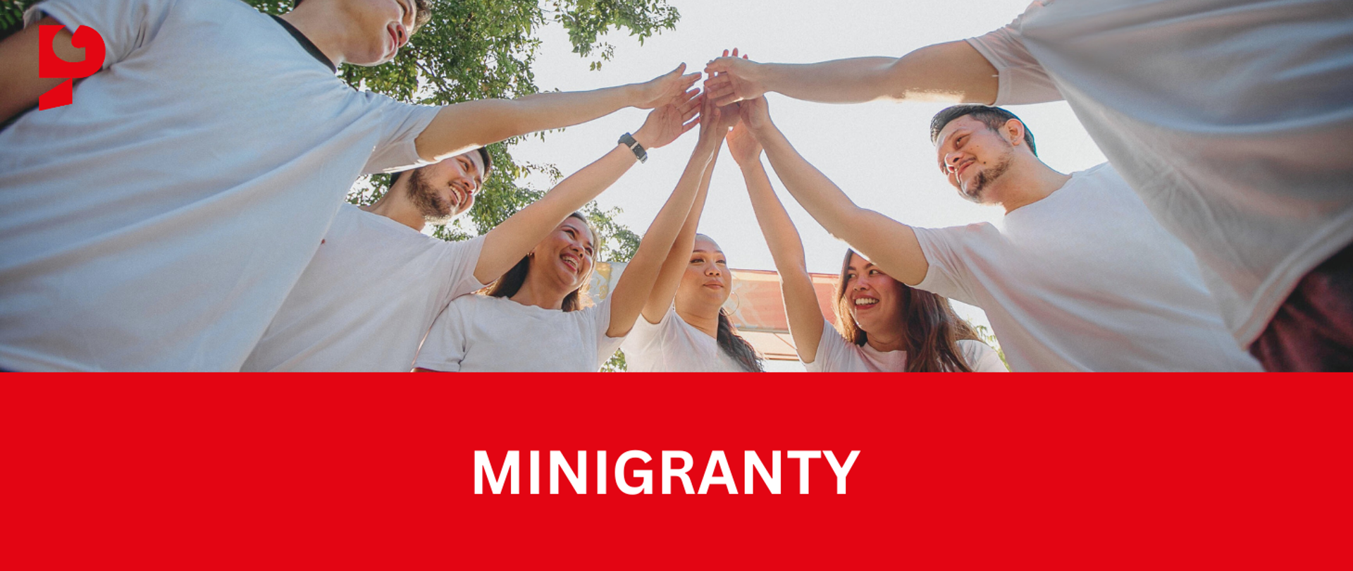 Minigranty grupa nastolatków dotyka swoich dłoni