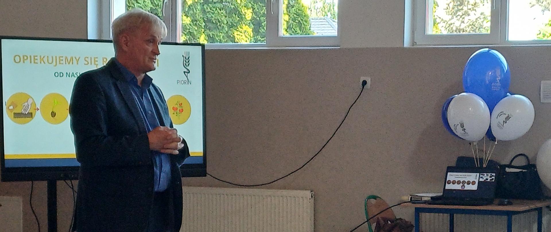 O Międzynarodowym Dniu Zdrowia Roślin i pracy inspektorów PIORiN mówił dzieciom Janusz Brzęcki - kierownik Oddziału w Koninie