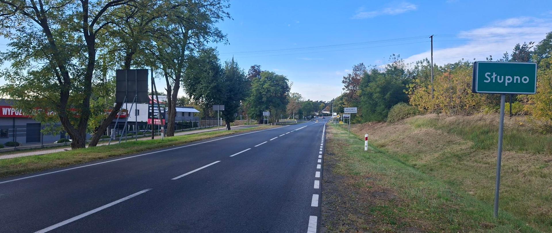 DK62_wjazd_do_Słupna_od_str_Wyszogrodu, po lewej zabudowa, w oddali jeden pojazd