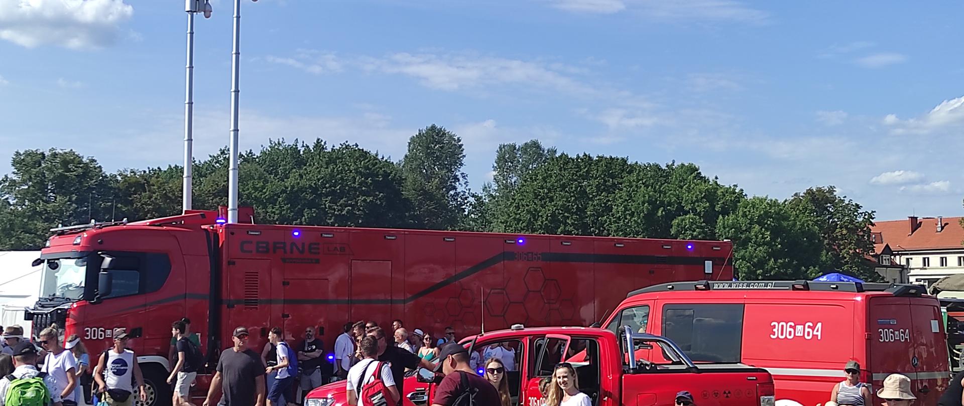 Na zdjęciu widoczne są samochody Specjalistycznej Grupy Ratownictwa Chemiczno – Ekologicznego „Warszawa 6” oraz tłum zwiedzających.