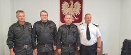 Funkcjonariusze straży Polarnej w Złotowie na tle godła polski