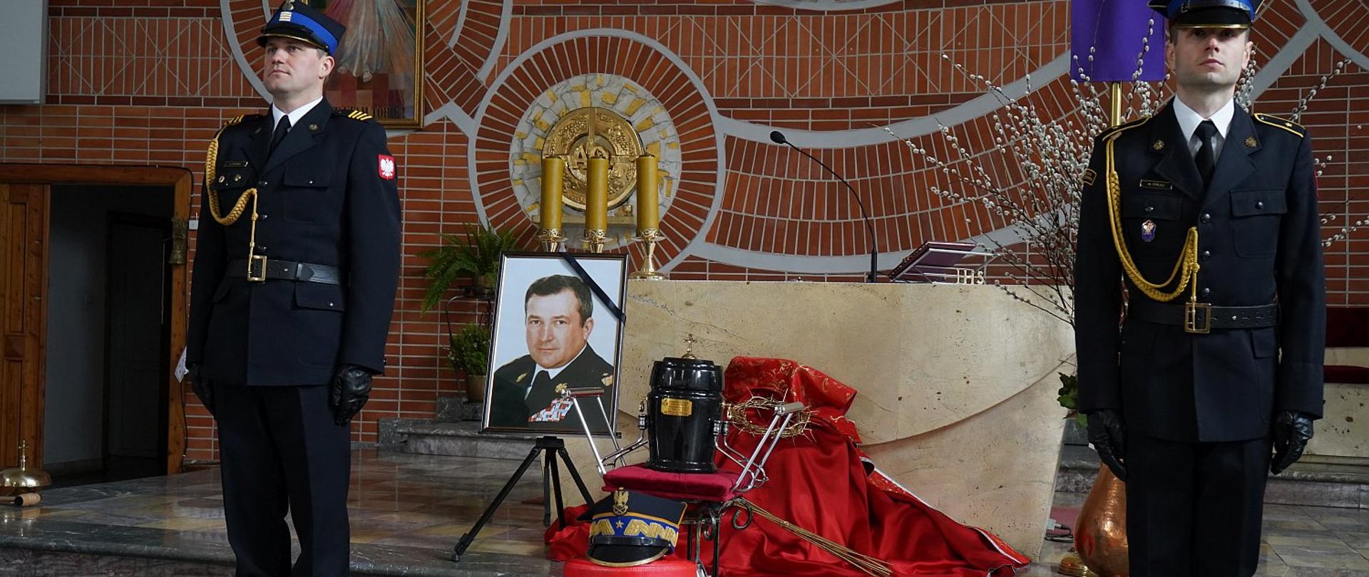 Strażacy przy urnie z prochami zmarłego