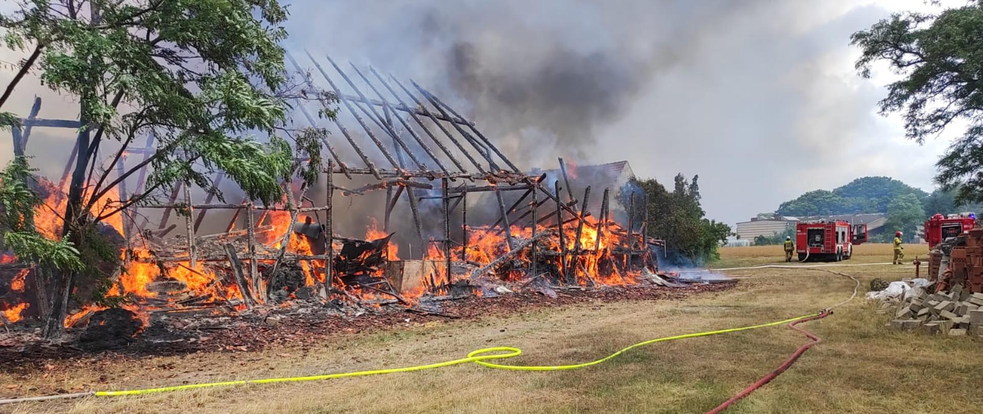 Objęta pożarem stodoła oraz działające na miejscu akcji zastępy.