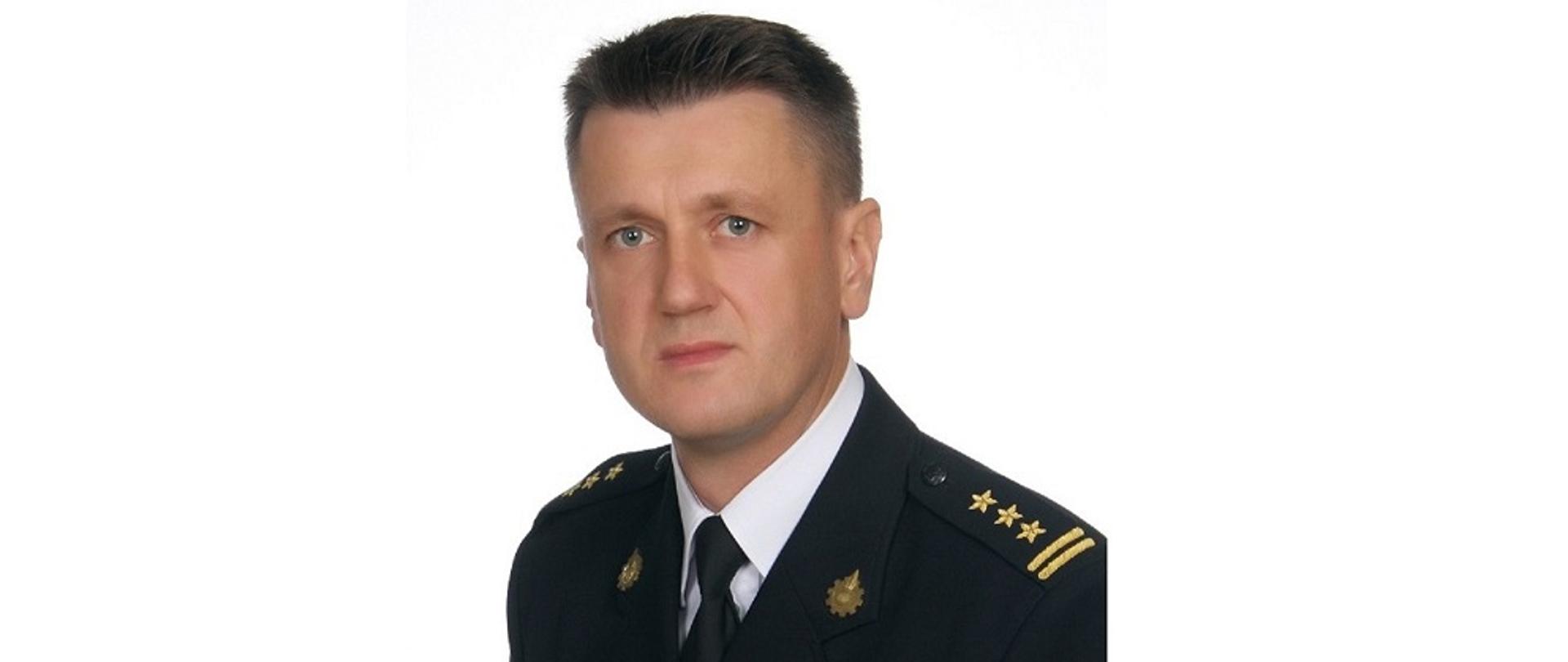 Zdjęcie portretowe Zastępcy Komendanta st. bryg. mgr inż. Pietrzaka Sławomira w mundurze