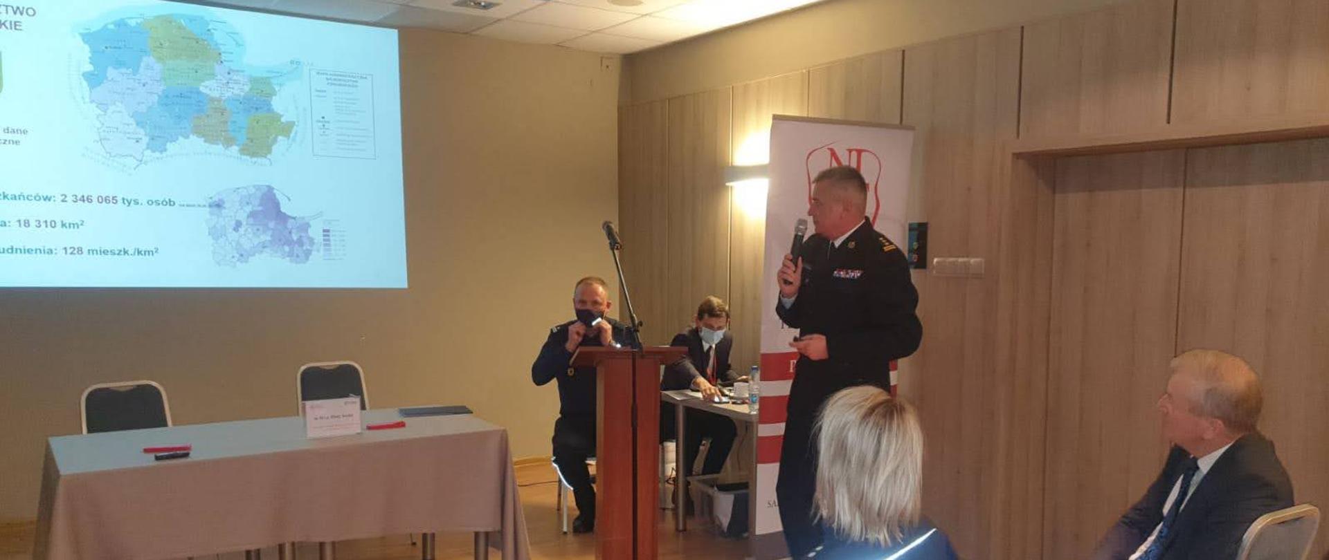 Pomorski komendant wojewódzki Państwowej Straży Pożarnej przedstawia działania pomorskich strażaków dla przedstawicieli samorządów. W konferencji udział biorą przedstawiciele Pomorskiej Policji.