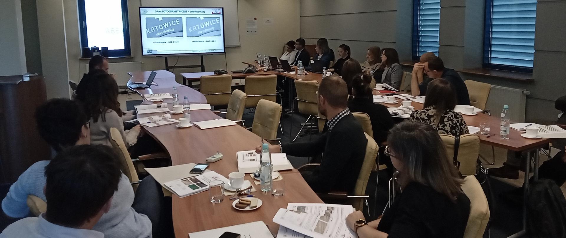 zdjęcie przedstawia uczestników warsztatów podczas prezentacji dot. danych fotogrametrycznych