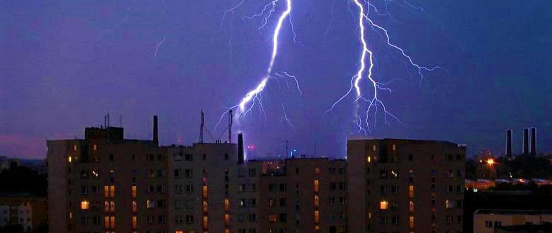 Burza z piorunami pomiędzy blokami.