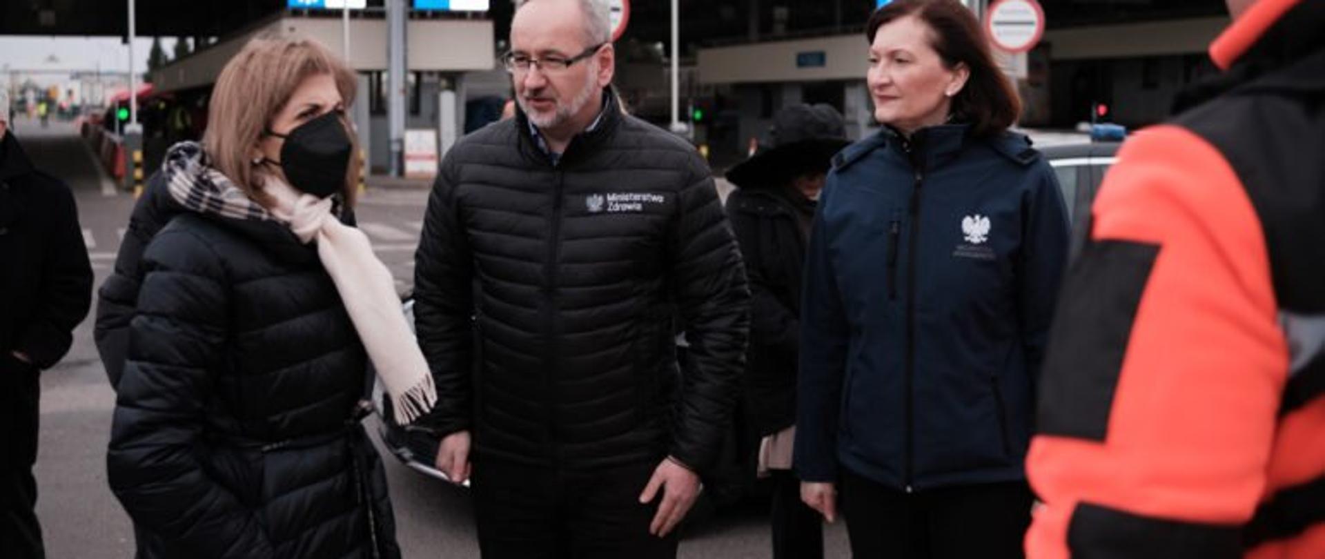 Minister Adam Niedzielski, komisarz UE ds. zdrowia i bezpieczeństwa żywności Stella Kyriakides i wojewoda podkarpacki Ewa Leniart podczas wizyty w punkcie recepcyjnym w Młynach