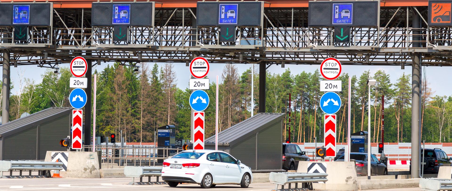 Punkt poboru opłat na autostradzie przez który przejeżdżają samochody