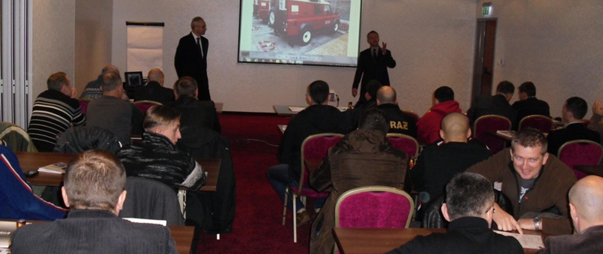 Zdjęcie przedstawia prezentację nowych samochodów