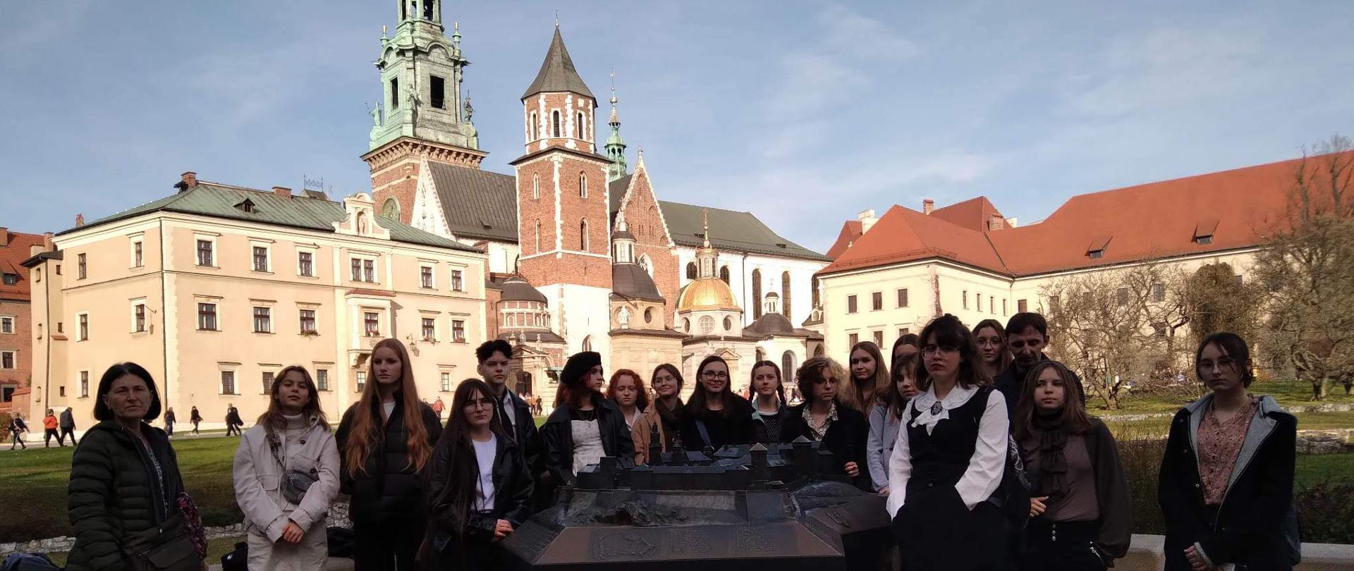 Na zdjęciu uczniowie PLSP im. Antoniego Kenara biorący udział w lekcjach muzealnych na Wawelu